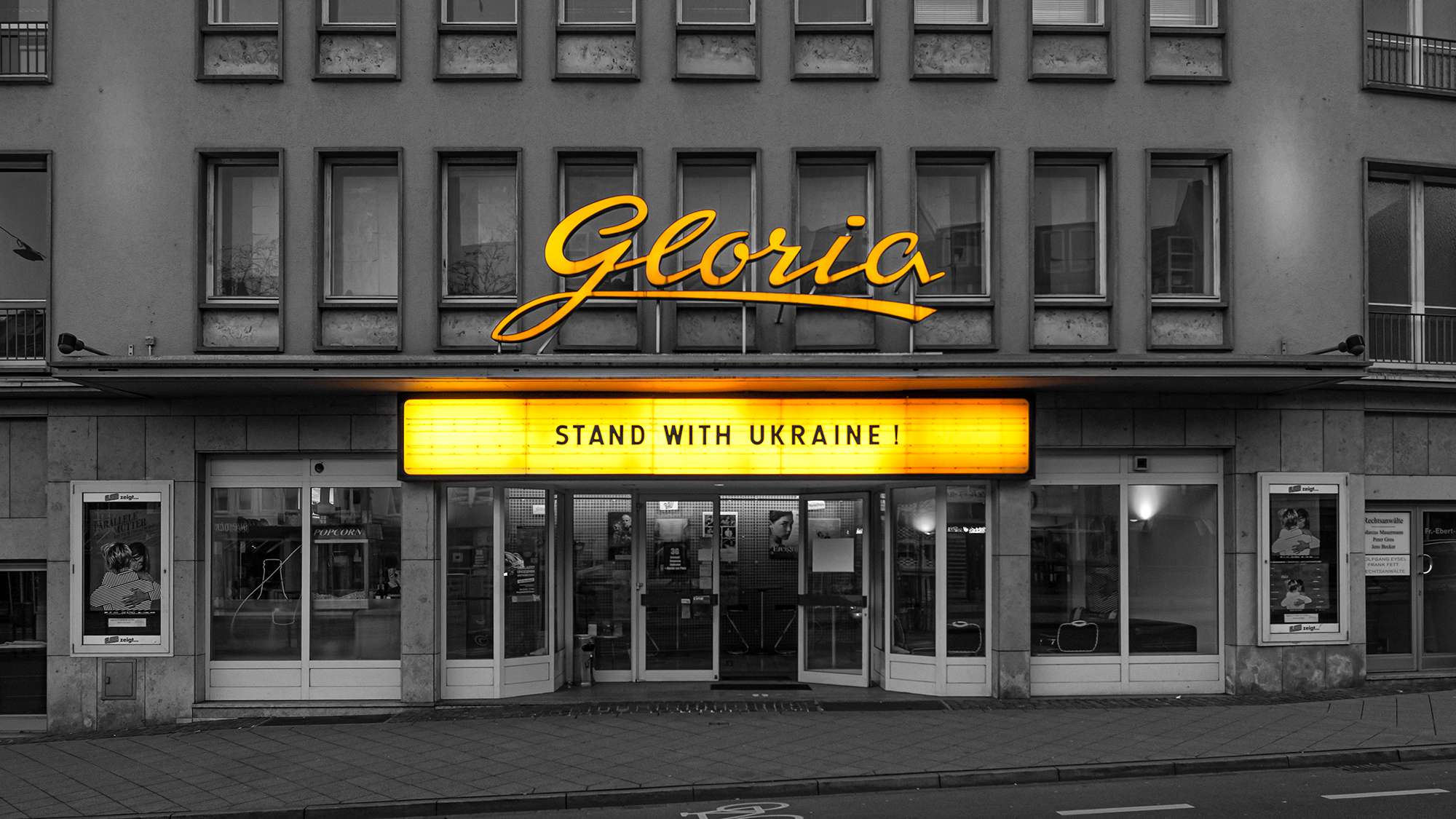 Solidarität / solidarity Leuchtreklame über einem Kino mit Solidaritätsbekundung mit der Ukraine - Stand with Ukraine!